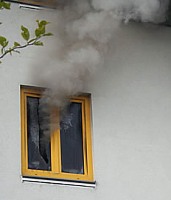 Wohnungsbrand. Es raucht aus dem Fenster!